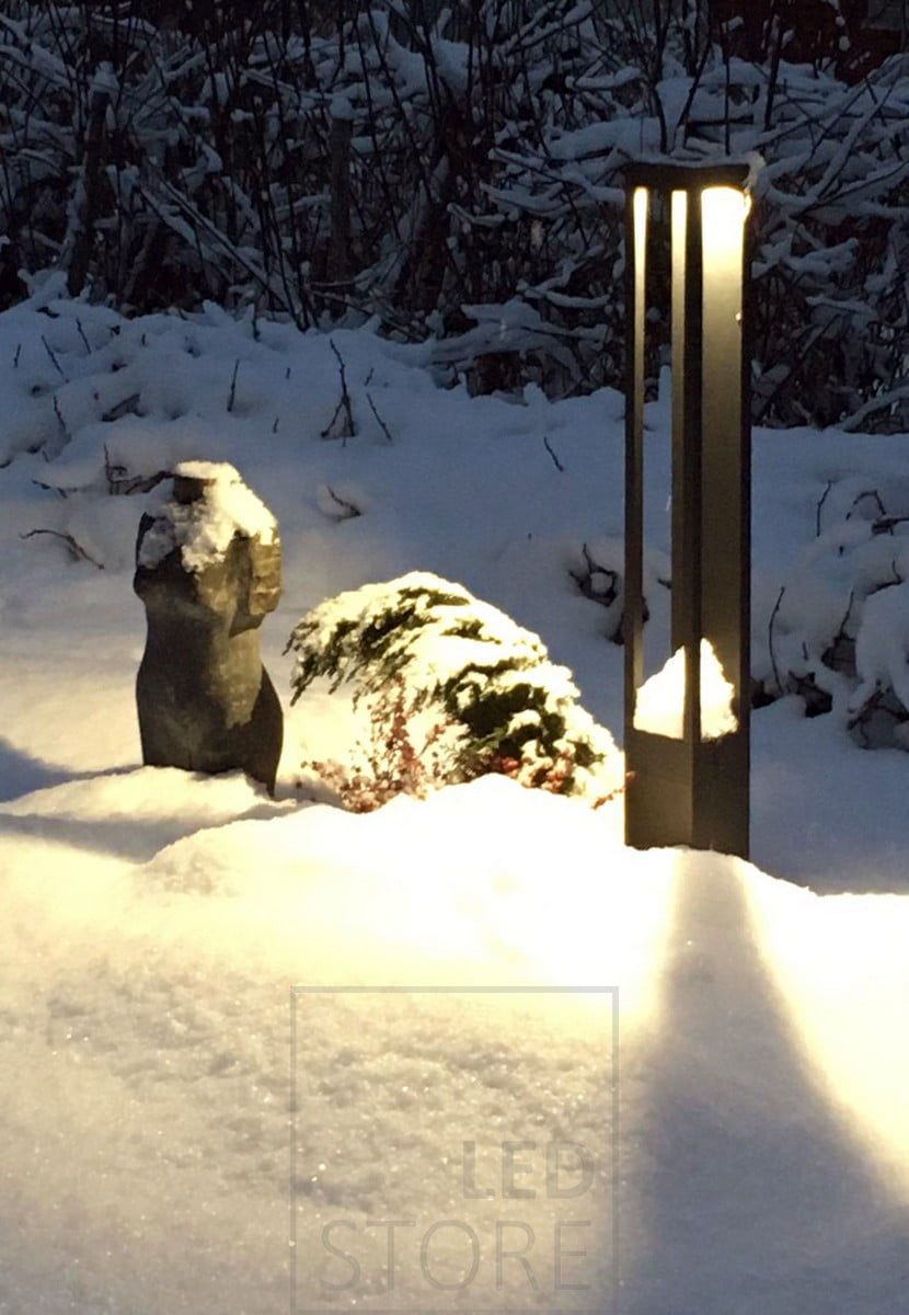 FUNK POLLARI lyser upp en vinterträdgård. Ljuset öppnar sig i tre riktningar och har en räckvidd på ca 4 meter. Ledstore.fi